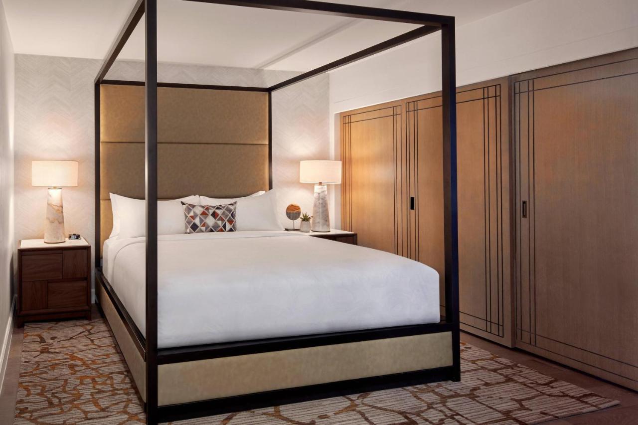 Suíte Executiva com Cama King-size, Sofá-cama e Vista da Piscina